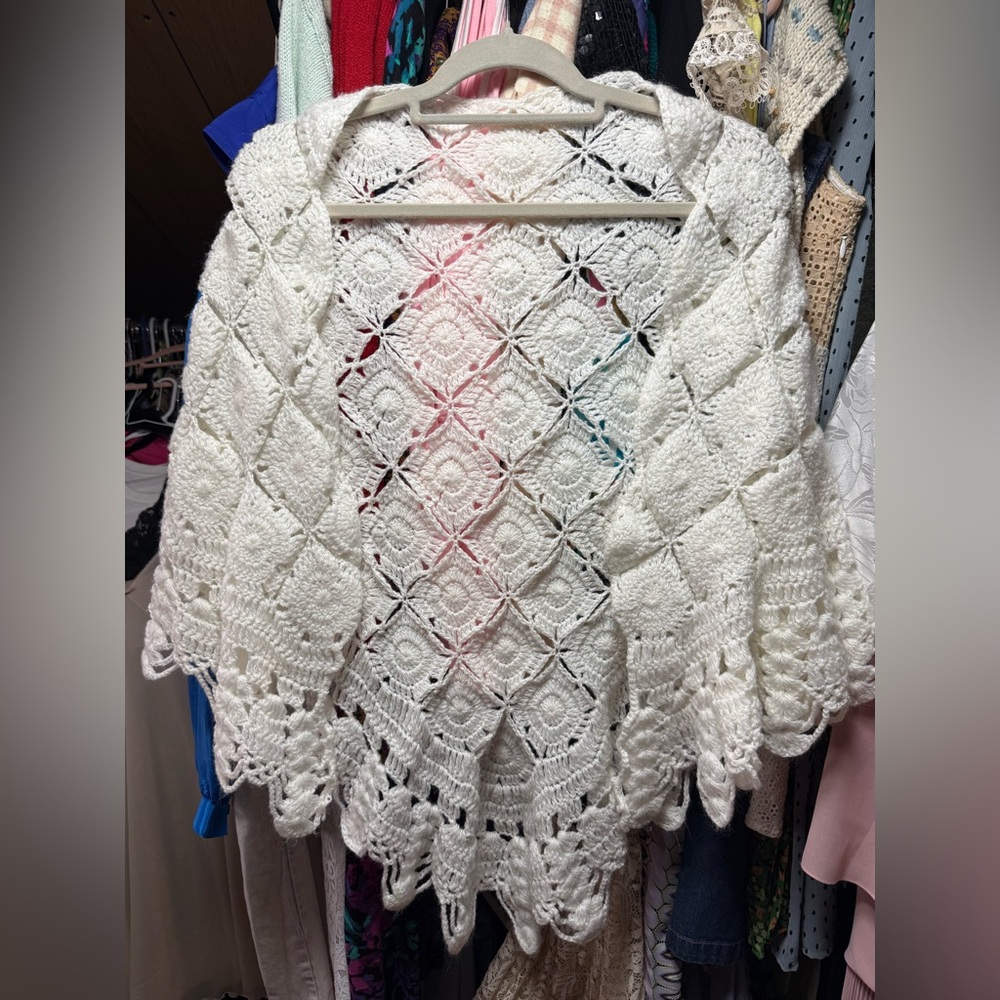 Vintage handmade white crochet Shaw - Picture 3 of 5